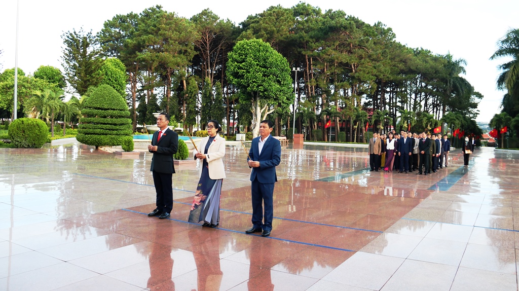 Đoàn đại biểu HĐND tỉnh viếng Nghĩa trang Liệt sỹ tỉnh trước giờ khai mạc Kỳ họp thứ Bảy, HĐND tỉnh khóa X